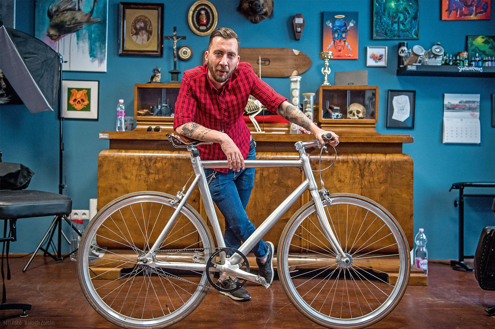 Páli László tetoválóművész kerékpárral jár munkába. A szalon nagyon befogadó