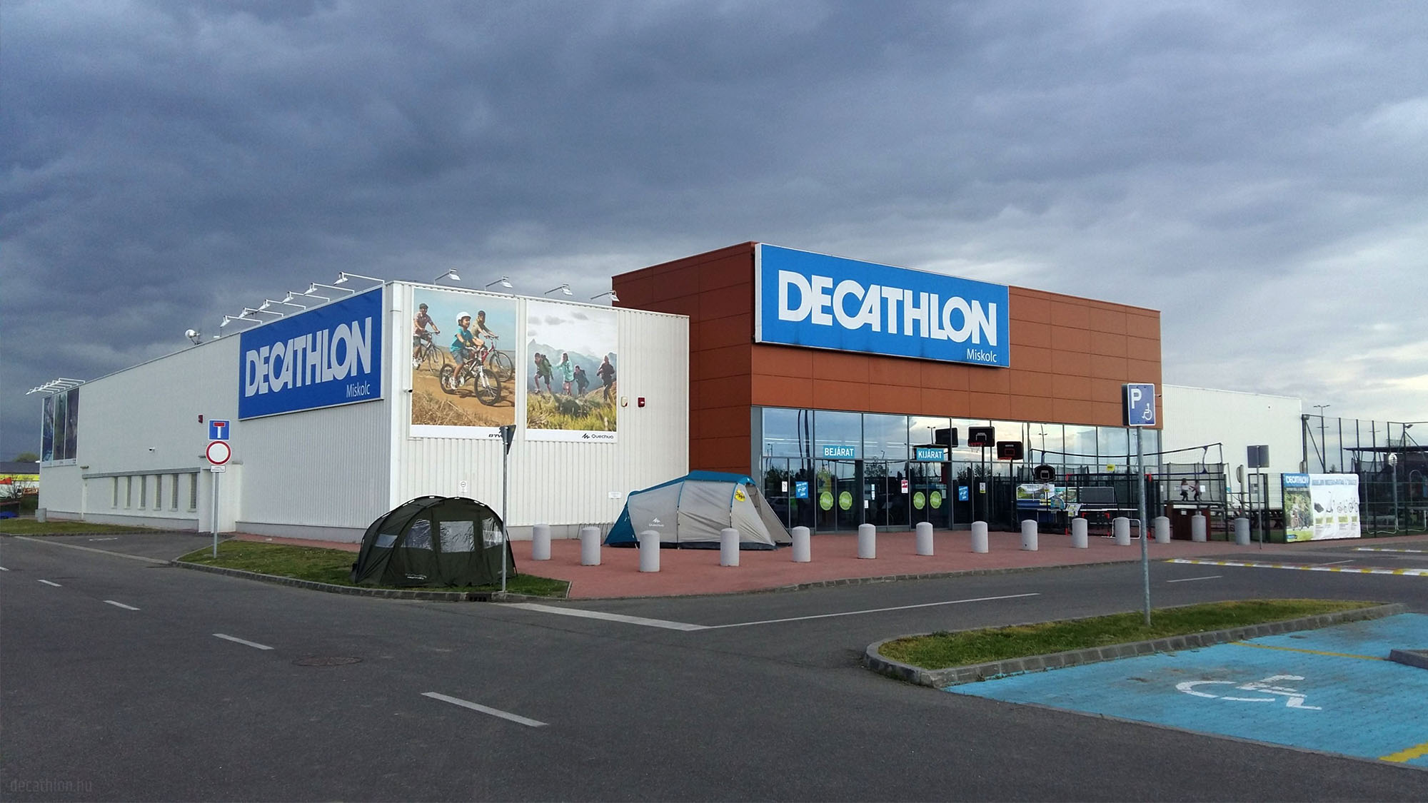 Вместо декатлона. Decathlon. Декатлон здание. Декатлон Адыгея. Магазин Декатлон здание.