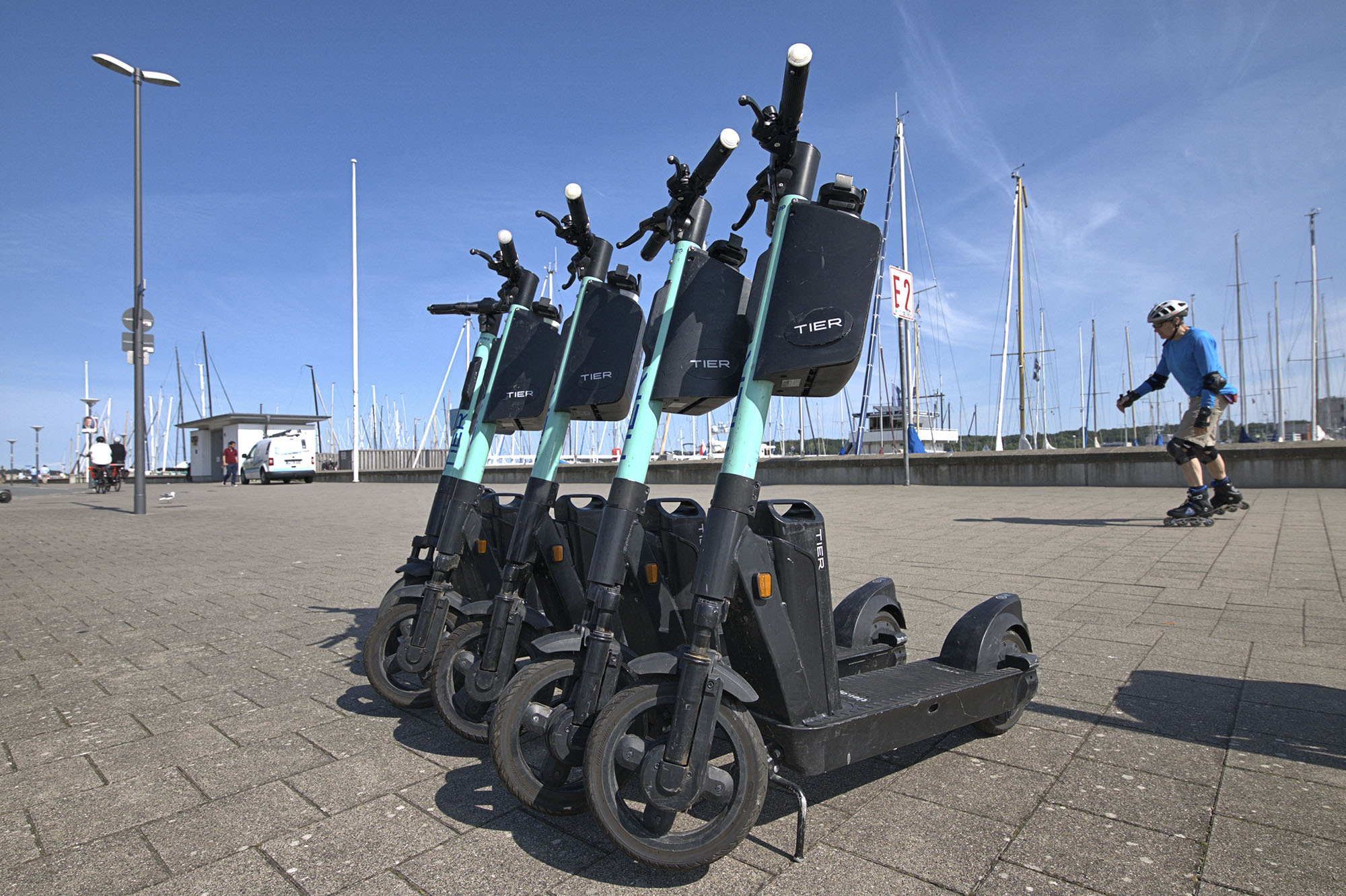 Kiel, parked e-scooter from the provider TIER (Tier Mobility GmbH) on the keel line. After use, the e-scooters can be parked in parking zones that the customer can find via the app. Often, however, the scooters also stop or lie in other places. Employees of the rental company then collect the e-scooters and recharge the batteries. +++ For editorial use only +++ Only for editorial use +++ (Torsten Sukrow, AFP)