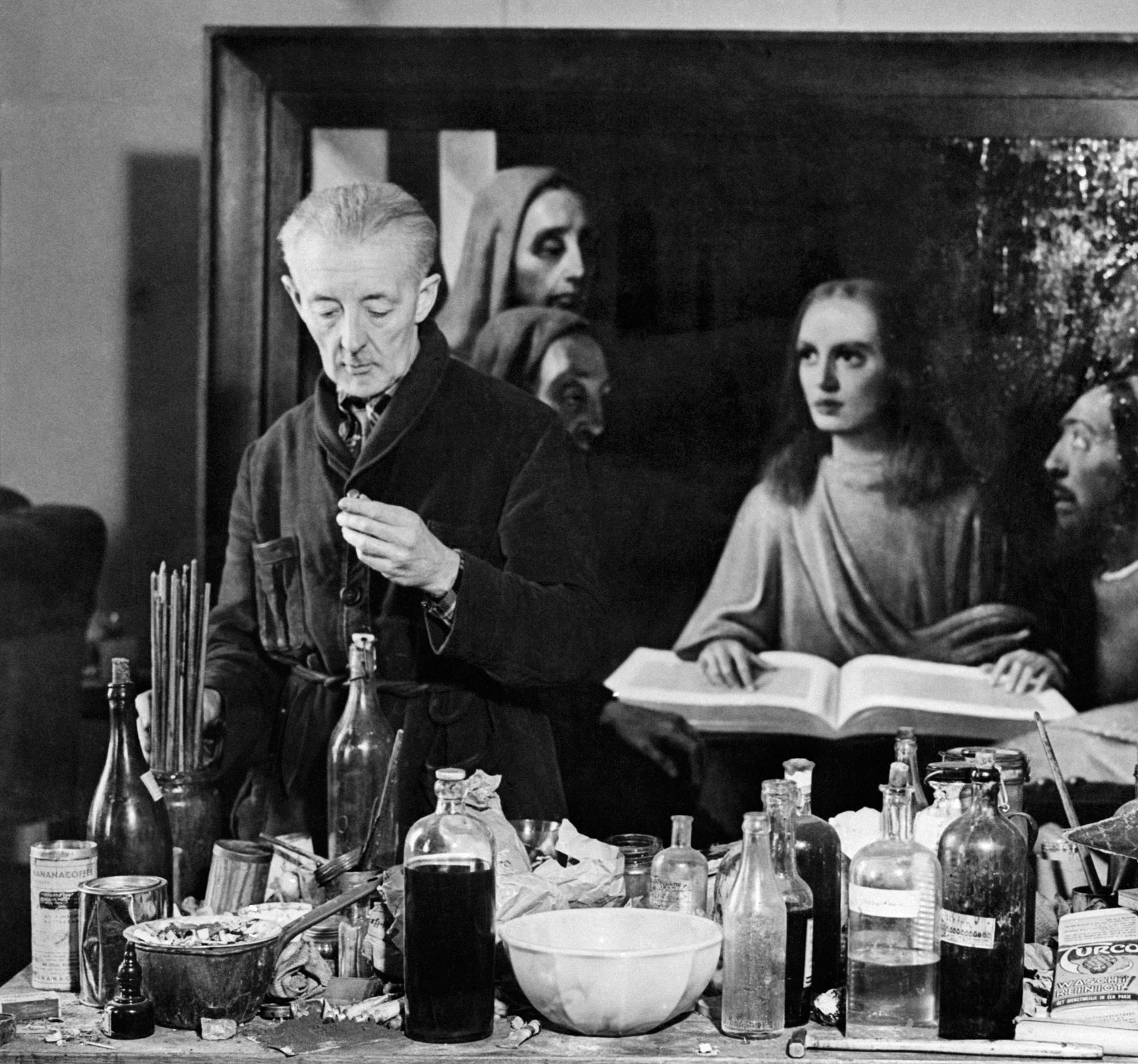 Le peintre nÈerlandais Han Van Meegeren (1889-1947) pose devant l'une de ses oeuvres, en octobre 1947, ‡ Amsterdam. AFP PHOTO (Photo by AFP)