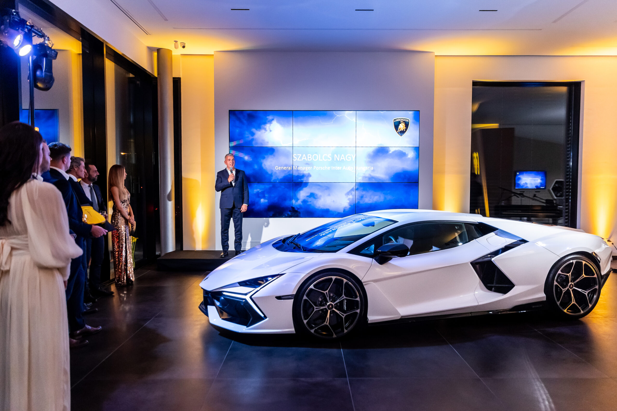 Fényképek és videók: media.lamborghini.com